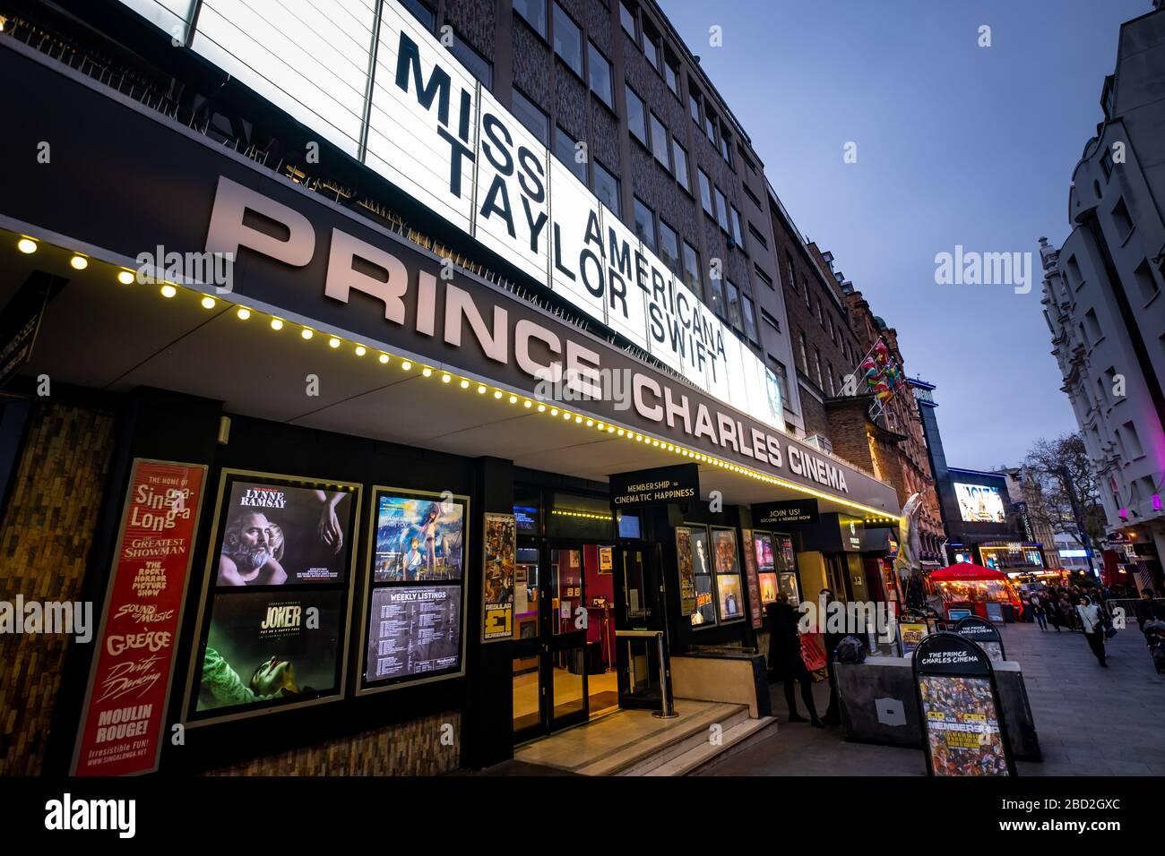 LONDON - JANUAR 2020: Prince Charles Theatre am Leicester Square in Soho. Ein unabhängiges Theater, das berühmt ist, um alternativen und kultischen klassischen Film zu zeigen Stockfoto