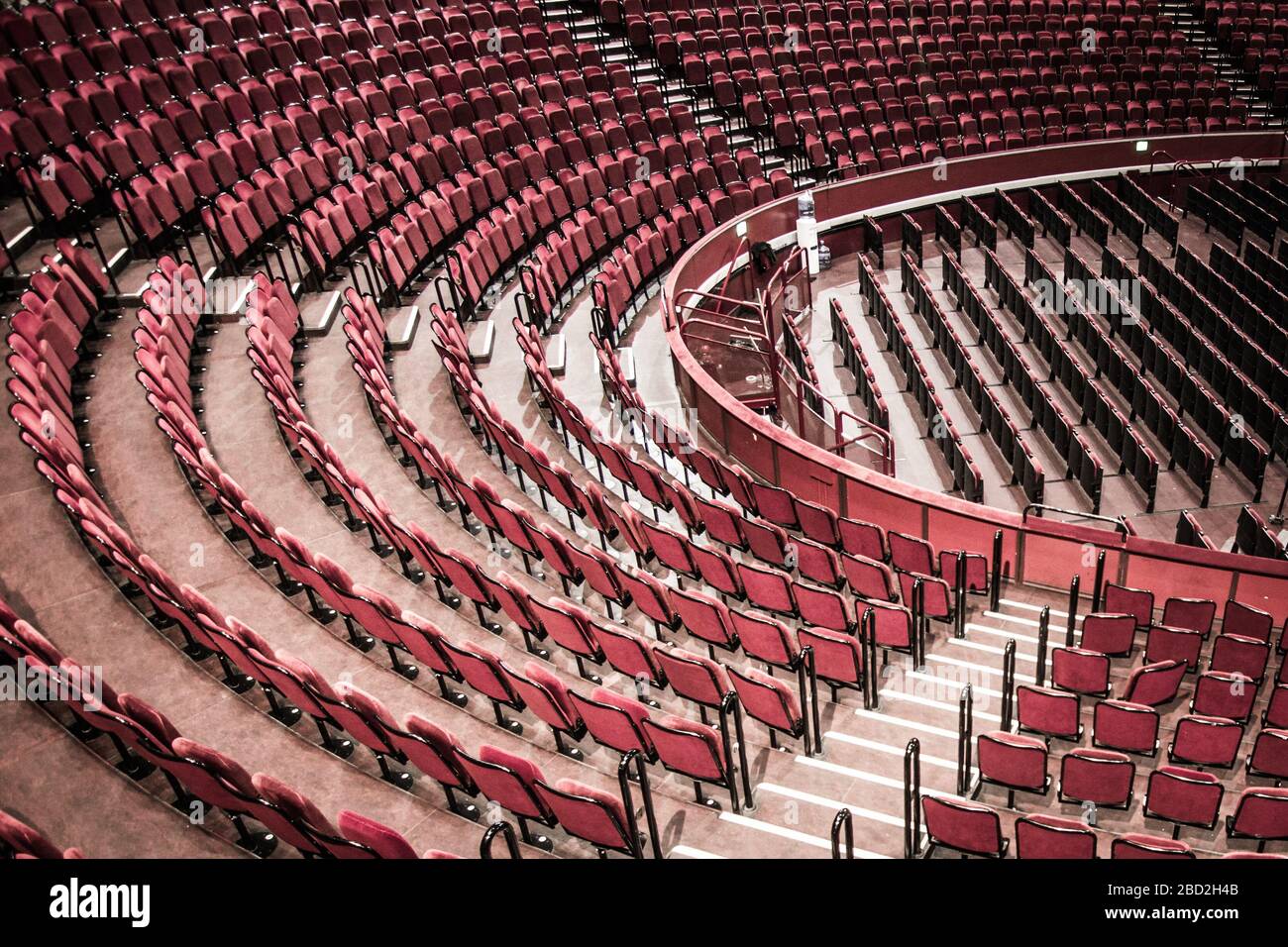 Reihen von Theatersitzen ohne Personen Stockfoto