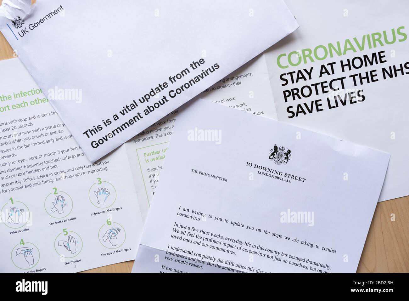 Offizielles Schreiben der HM-Regierung an alle britischen Haushalte als wichtiges Update für die Öffentlichkeit über Coronavirus Covid-19 während der Pandemie, April 2020 Stockfoto