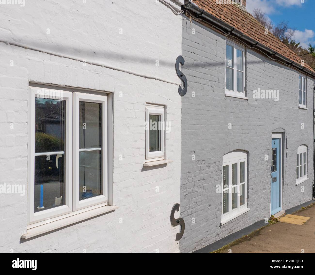 White and Grey House in a Old Terrace, Farm Lane, Great Bedwyn, North Wessex Downs, Wiltshire, England, GB. Stockfoto