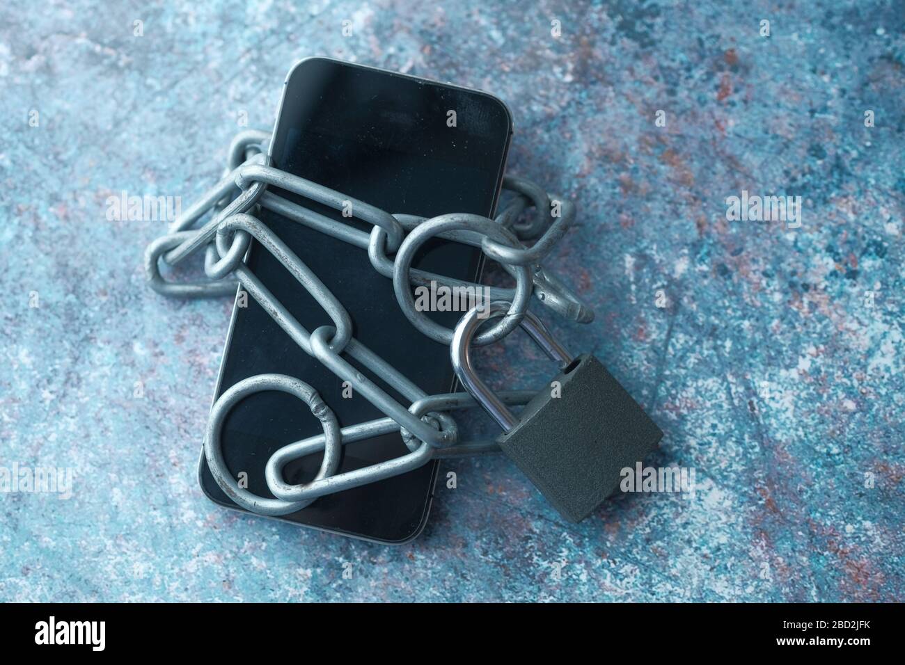 Smartphone mit Kettenschloss, Nahaufnahme Stockfoto