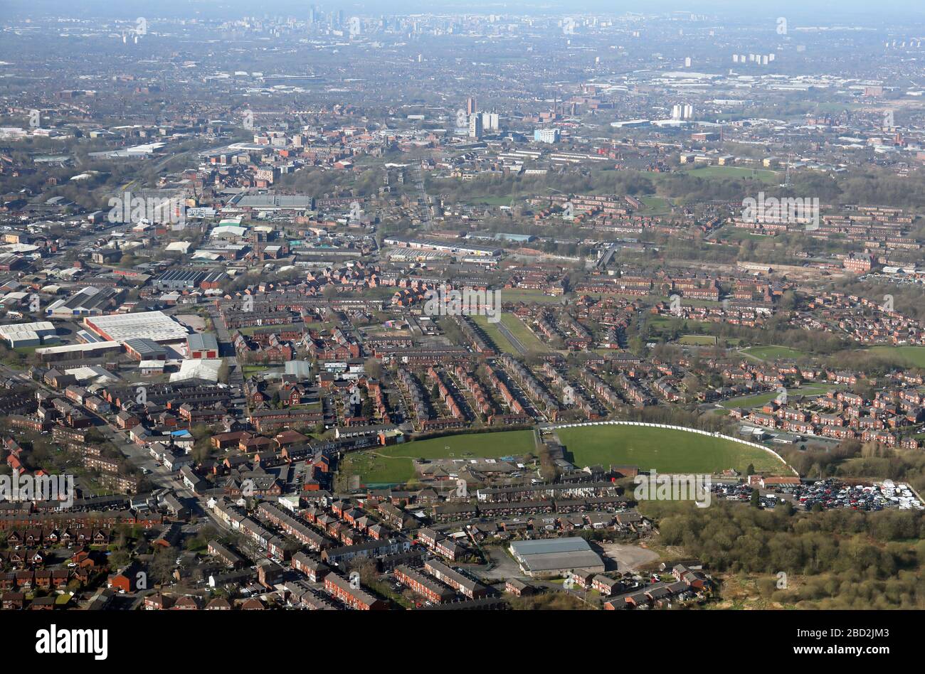 Luftbild des Oldham Sports & Community Club mit Blick nach Westen zum Stadtzentrum von Manchester Stockfoto