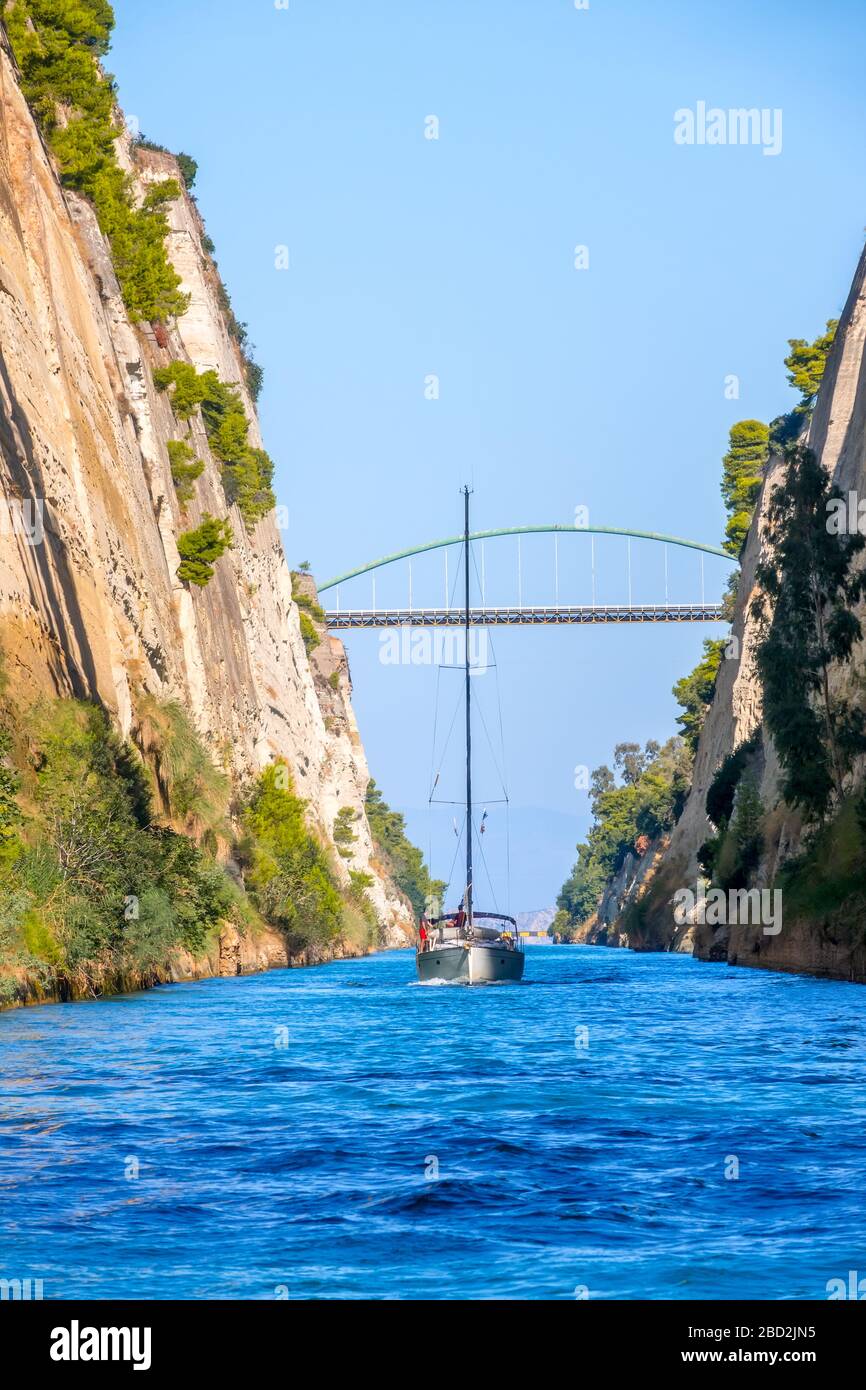 Griechenland. Sonniger Sommertag. Segelyachten fahren am alten Kanal von Korinth entlang Stockfoto