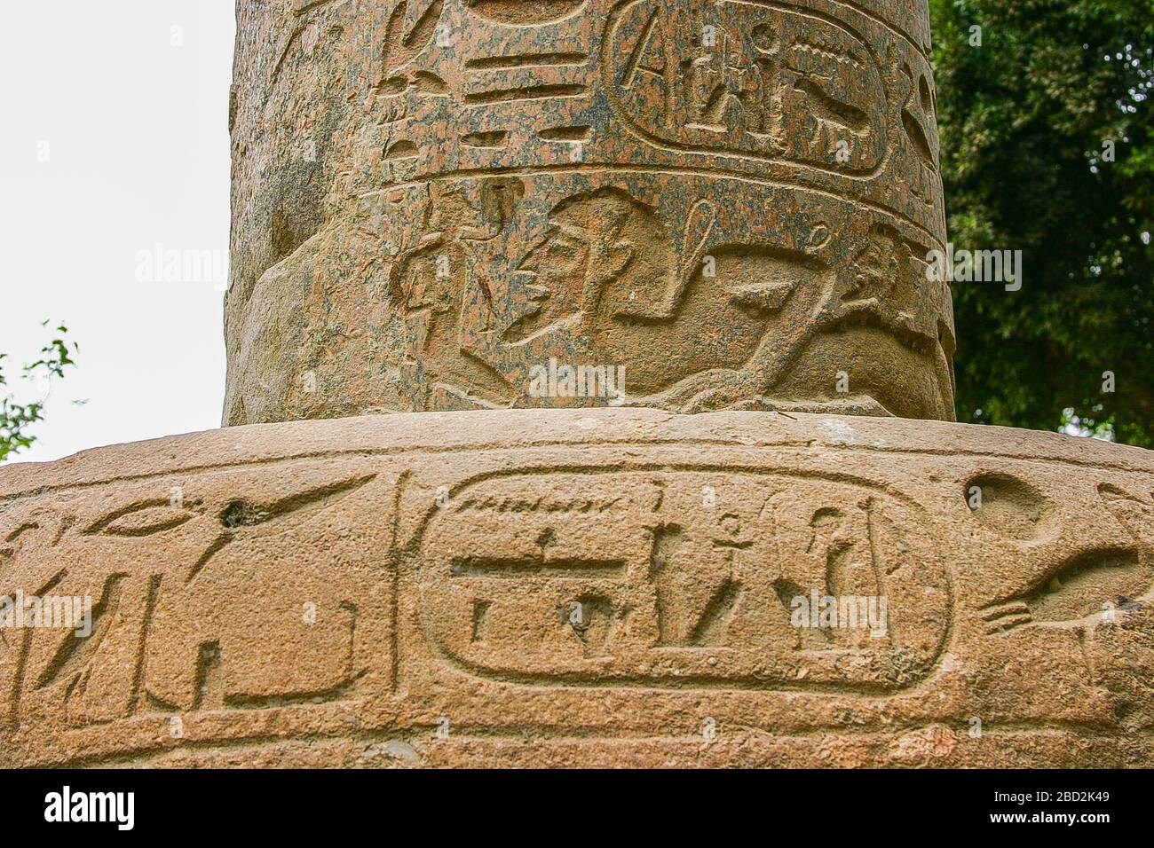 Ägypten, Kairo, Heliopolis, die Gedenksäule des Königs Merenptah. Foto aufgenommen 2007, bevor die Säule demontiert wurde. Der Sockel ist aus Quarzit. Stockfoto
