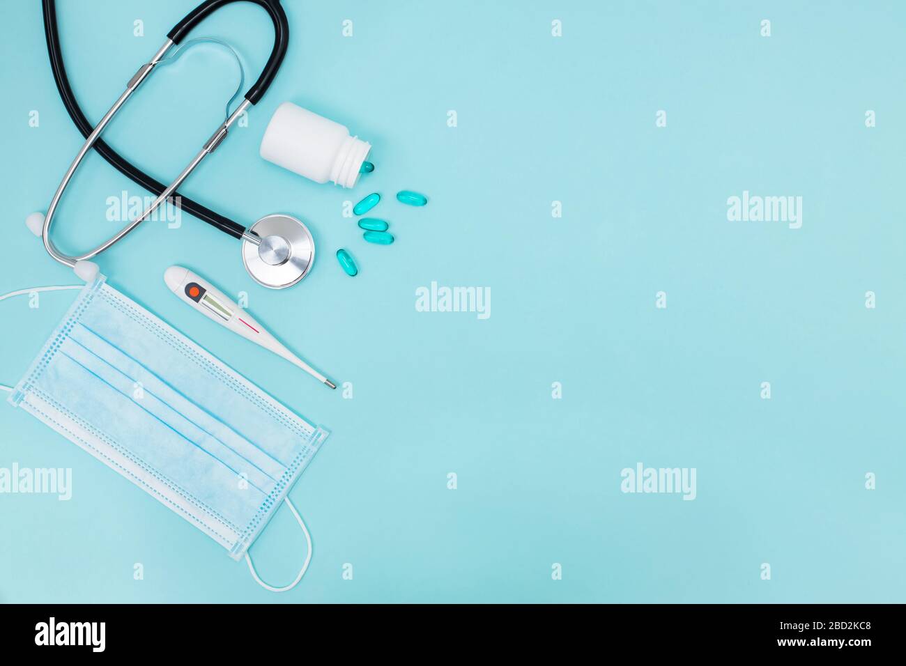 Thermometer, Phonendoskop, Tabletts und Zwischenablage, Draufsicht Stockfoto