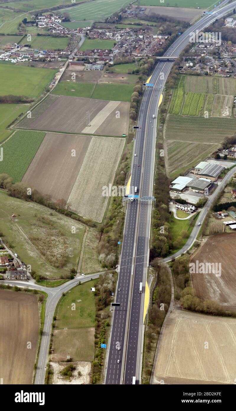 Luftaufnahme der gelben Notschutzbereiche auf der M1 in Yorkshire Stockfoto