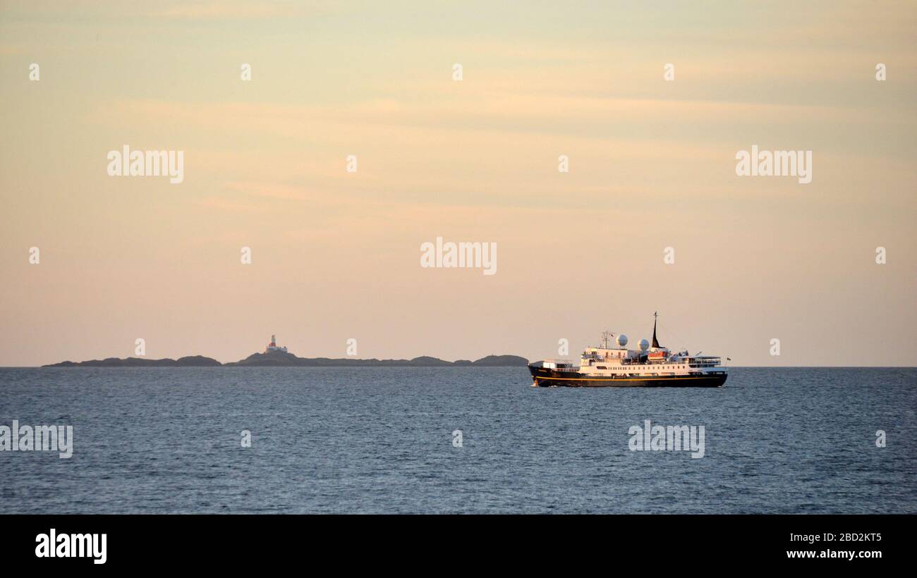 SERENISSIMA vor HOLYHEAD bei Sonnenuntergang mit DEM SKERRIES Leuchtturm in der Ferne Stockfoto