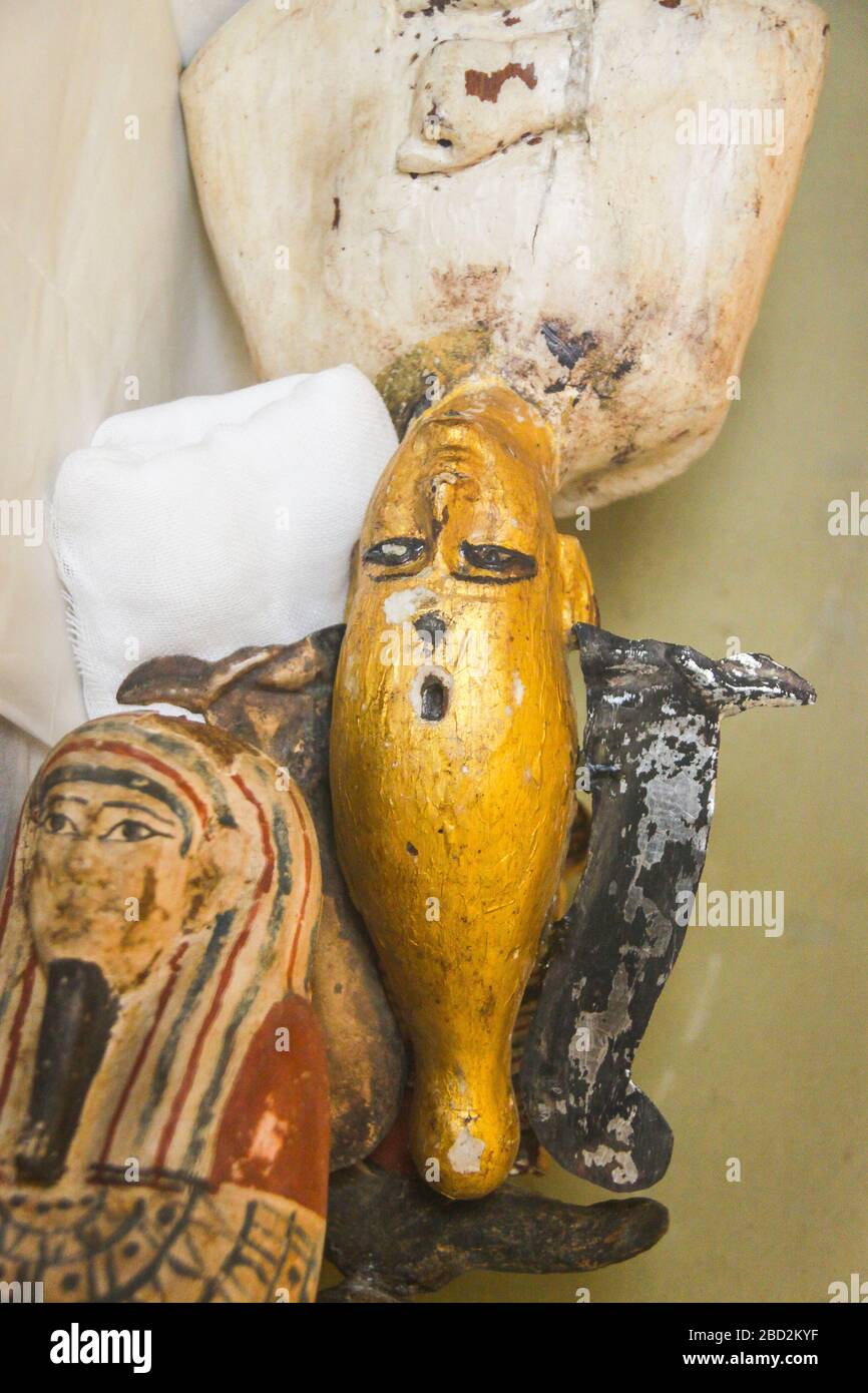 Ägypten, Mittelägypten, Museum von Mallawi, Fotos, die 2009 vor der Plünderung 2013 aufgenommen wurden. 2 Osiris, Kopf an Schwanz. Stockfoto