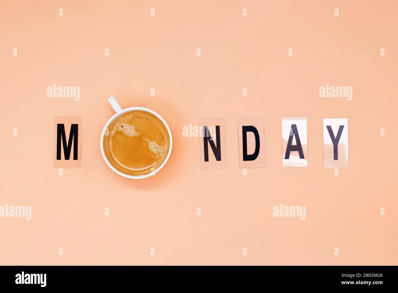 Tasse Kaffee als Buchstabe O im Wort Montag aus Druckbuchstaben angeordnet. Stockfoto