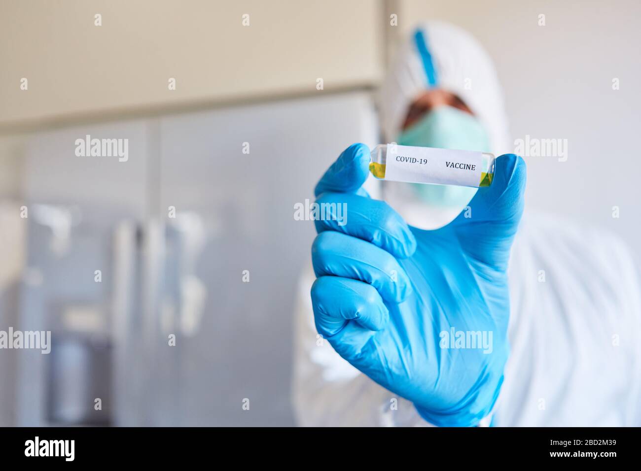Forscher im Labor halten eine Ampulle mit einem Covid-19-Impfstoff Stockfoto