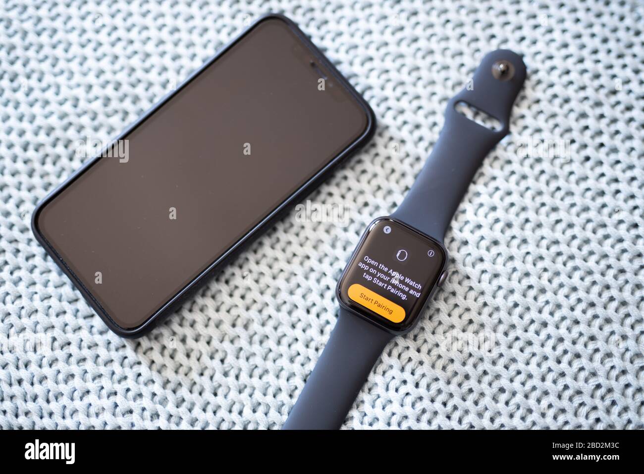 Koppeln der neuen Apple Watch Series 5 mit dem iPhone XS Stockfoto