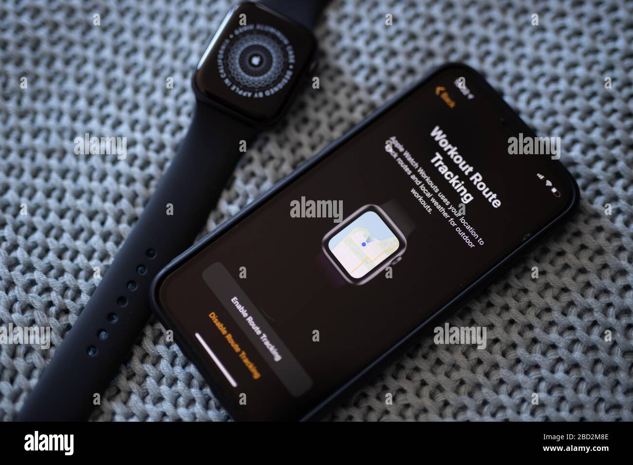 Koppeln der neuen Apple Watch Series 5 mit dem iPhone XS und Aktivieren der Nachverfolgung auf der Smart Watch Stockfoto