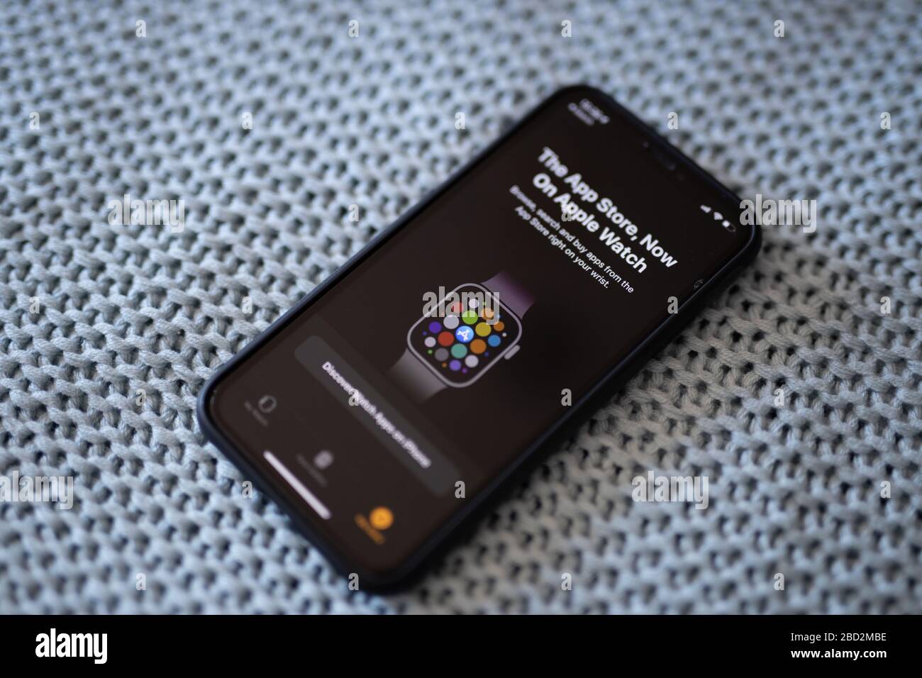 Koppeln der neuen Apple Watch Series 5 mit dem Startbildschirm des iPhone XS App Store auf dem iPhone Stockfoto