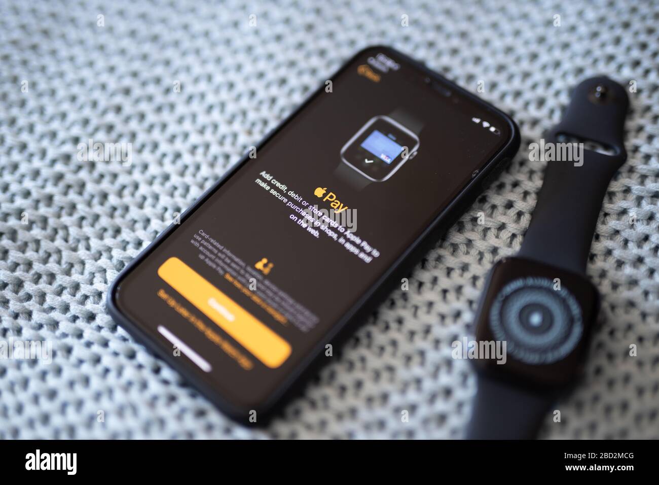 Richten Sie ein neues Apple Watch Series 5 mit dem iPhone XS für Apple Pay ein Stockfoto