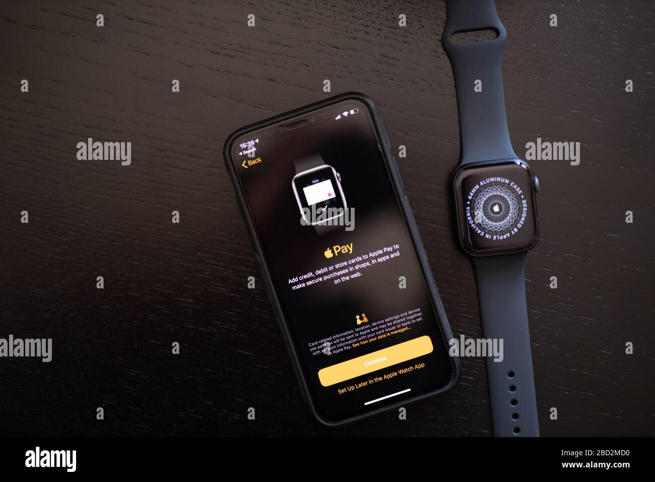 Richten Sie ein neues Apple Watch Series 5 mit dem iPhone XS für Apple Pay ein Stockfoto