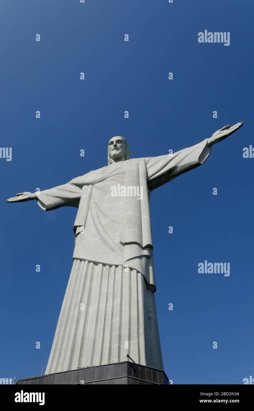 Die ausgestreckten Arme des Art-Deco-Status von Jesus Christus dem Erlöser, die Ikone auf dem Corcovado Berg, Rio De Janeiro, Brasilien Stockfoto