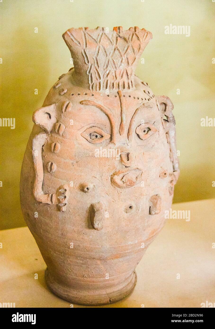 Ägypten, Mittelägypten, Museum von Mallawi, Fotos, die 2009 vor der Plünderung 2013 aufgenommen wurden. Vase in Form von god Bes, das Ibis-Eier enthielt. Stockfoto