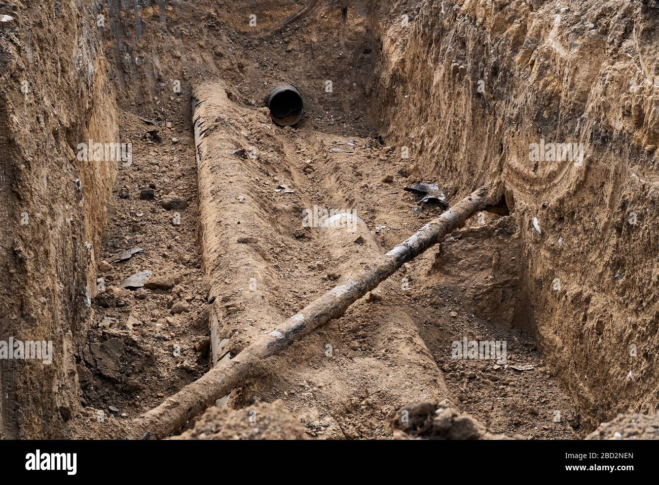 Reparatur und Austausch der Hauptleitung von Heizungsanlagen, Fernwärmeleitungen, Wasserversorgung oder Kanalisation in der Stadt, Entfernung alter Rohre und Sanierung Stockfoto