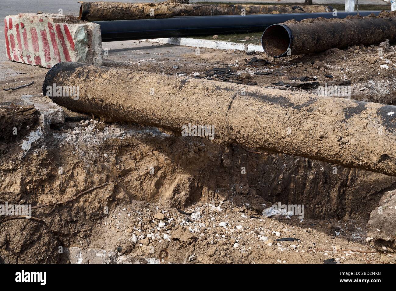 Reparatur und Austausch der Hauptleitung von Heizungsanlagen, Fernwärmeleitungen, Wasserversorgung oder Kanalisation in der Stadt, Entfernung alter Rohre und Sanierung Stockfoto