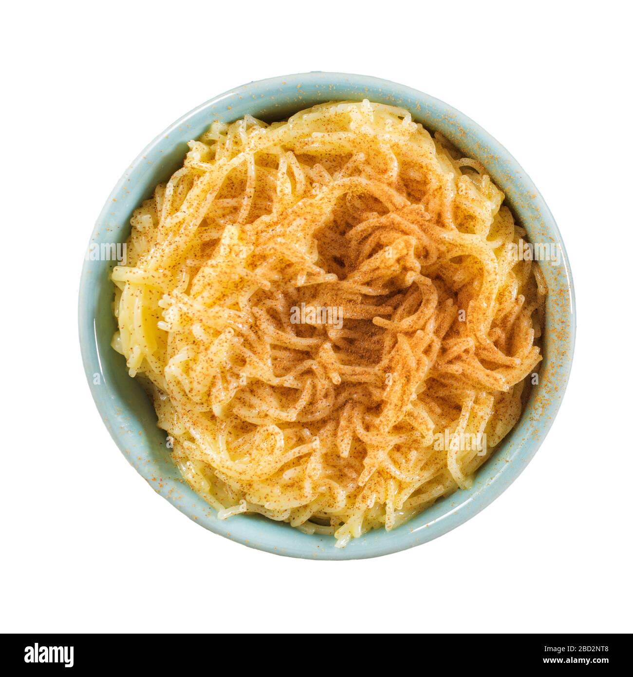 Aletria ist ein klassischer portugiesischer Vermicelli Pudding und wird traditionell zur Weihnachtszeit serviert. Isoliert auf weißem Hintergrund. Stockfoto