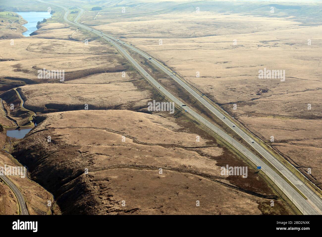 Luftaufnahme einer sehr ruhigen Autobahn M62 mit Blick nach Westen und sehr wenig Verkehr dank der Sperrung von Covid 19, Saddleworth Moor, Lancashire Stockfoto