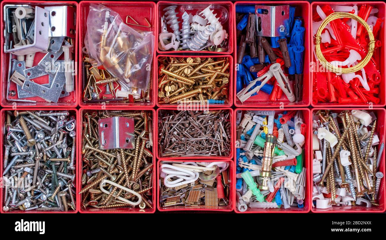 Werkzeugkasten mit Schrauben, Clips, Nägeln, Befestigungselementen und Geräten für Heimwerkerverbesserungen und professionelle Handwerker Stockfoto