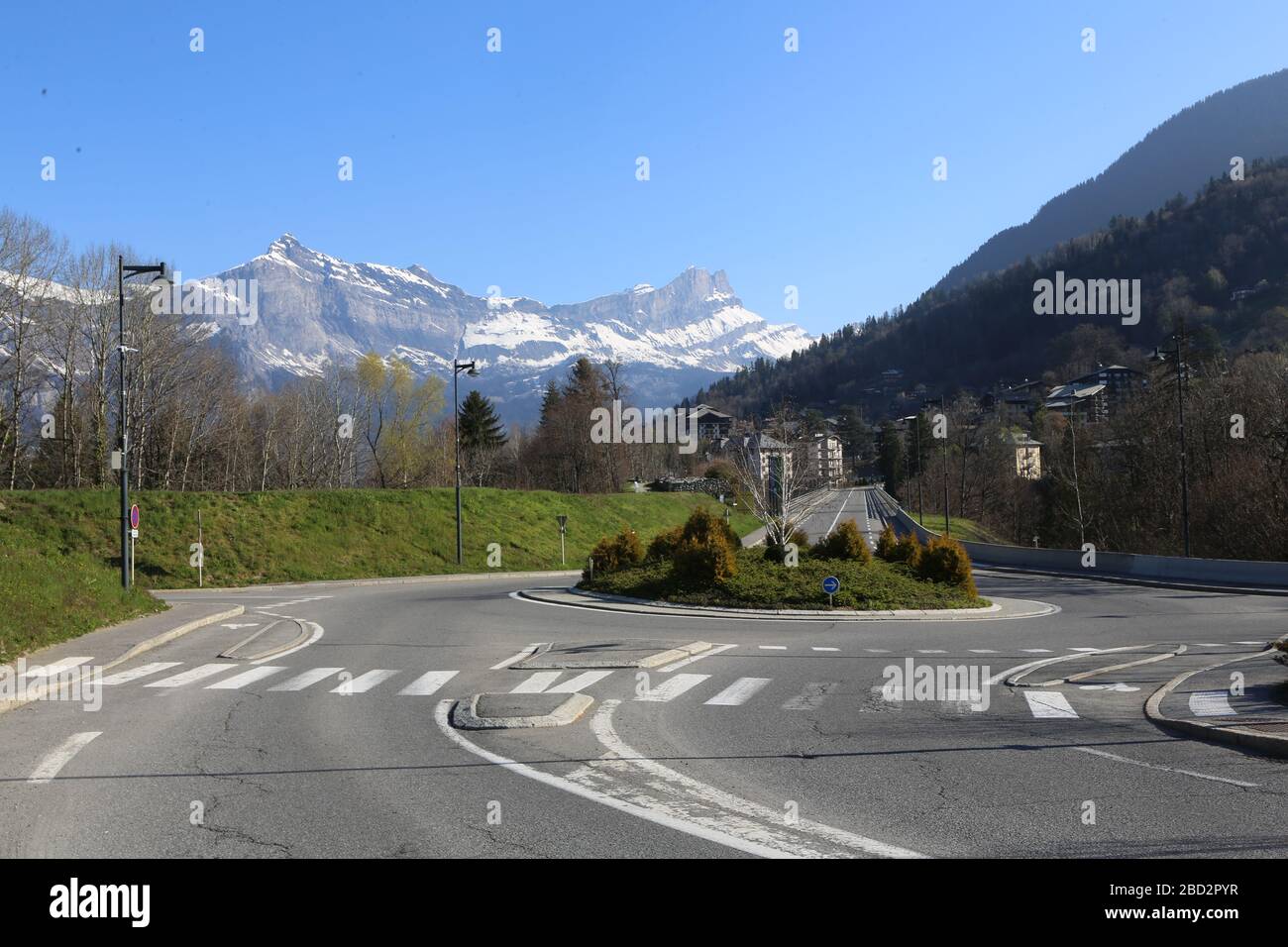 Frankreich. Rh™ne-Alpen. Savoie. Saint-Gervais-les-Bains. 15.01.2016. Dieses farbenfrohe Bild zeigt den Punkt sur le pont de contournemen Stockfoto
