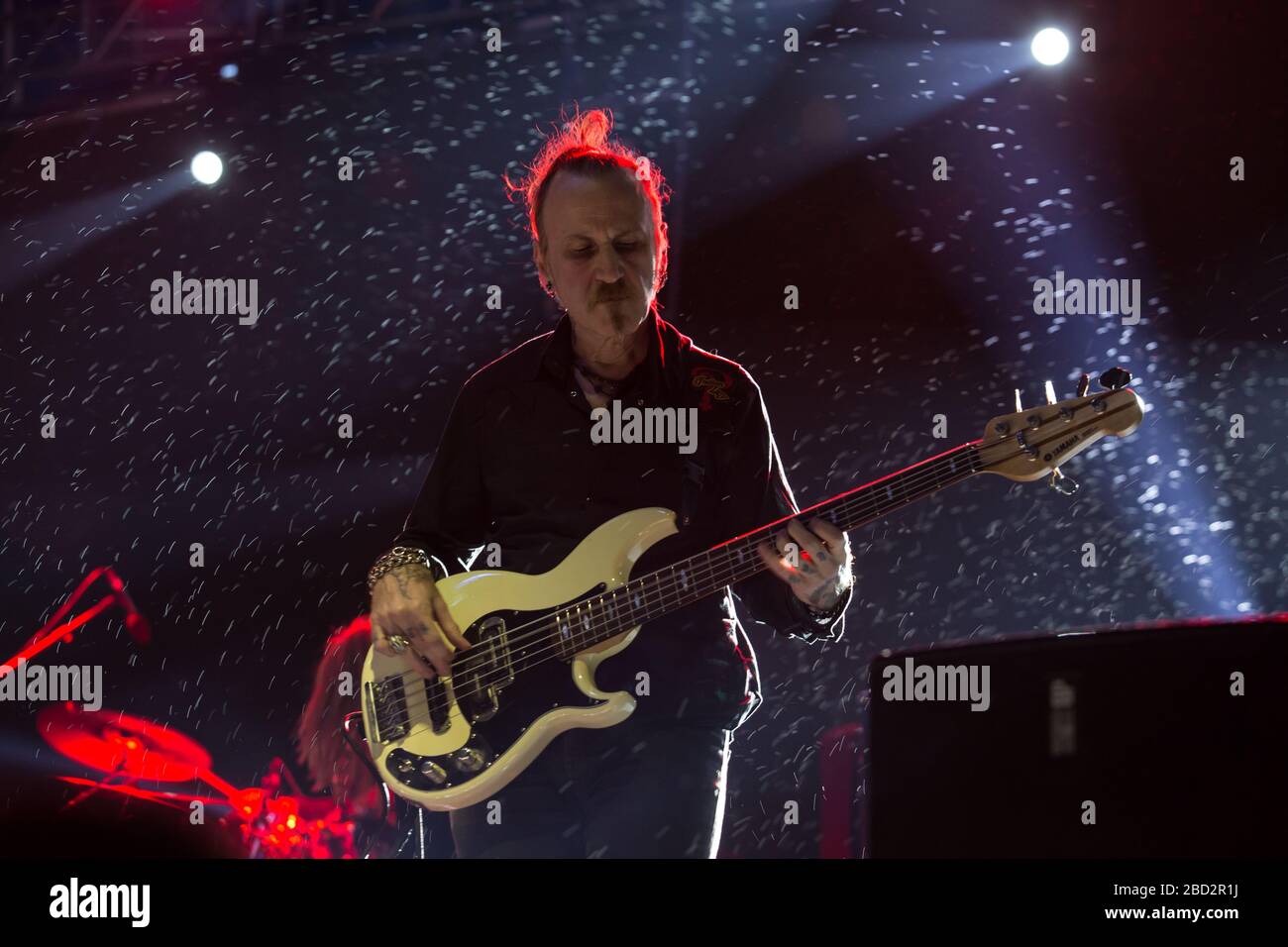 Bassgitarrist Levent Candaş während des Konzerts von Rocker Aylin aSlim auf dem 28. Frühlingsfestival der Middle East Technical University Stockfoto