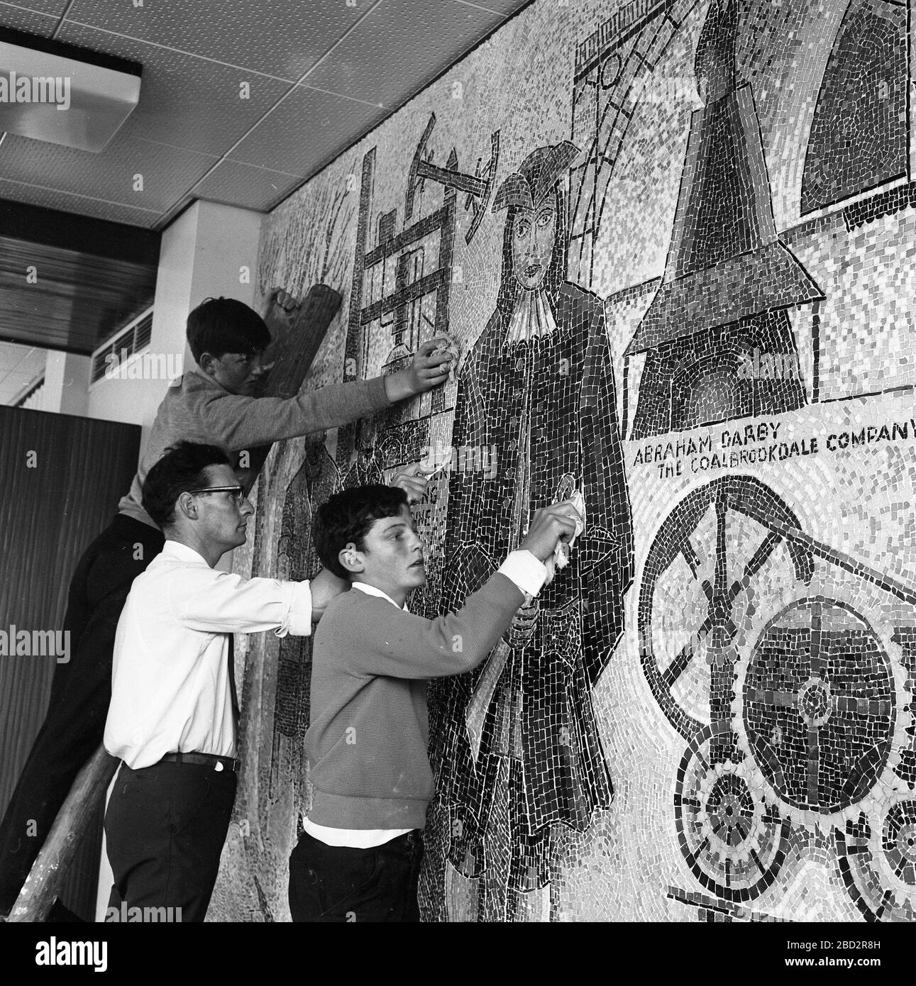 Schüler und Mitarbeiter der St Martins School, Oswestry, 2. Juli 1968, die ein Mosaik für die Ironbridge Power Station machen Stockfoto