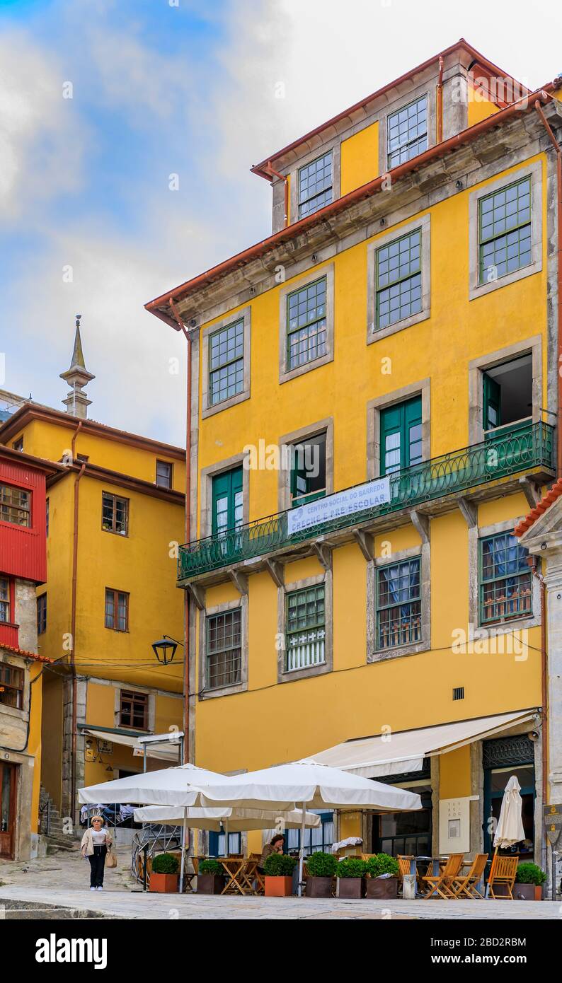Porto, Portugal - 29. Mai 2018: Fassaden traditioneller farbenfroher Häuser im berühmten Viertel Ribeira Stockfoto