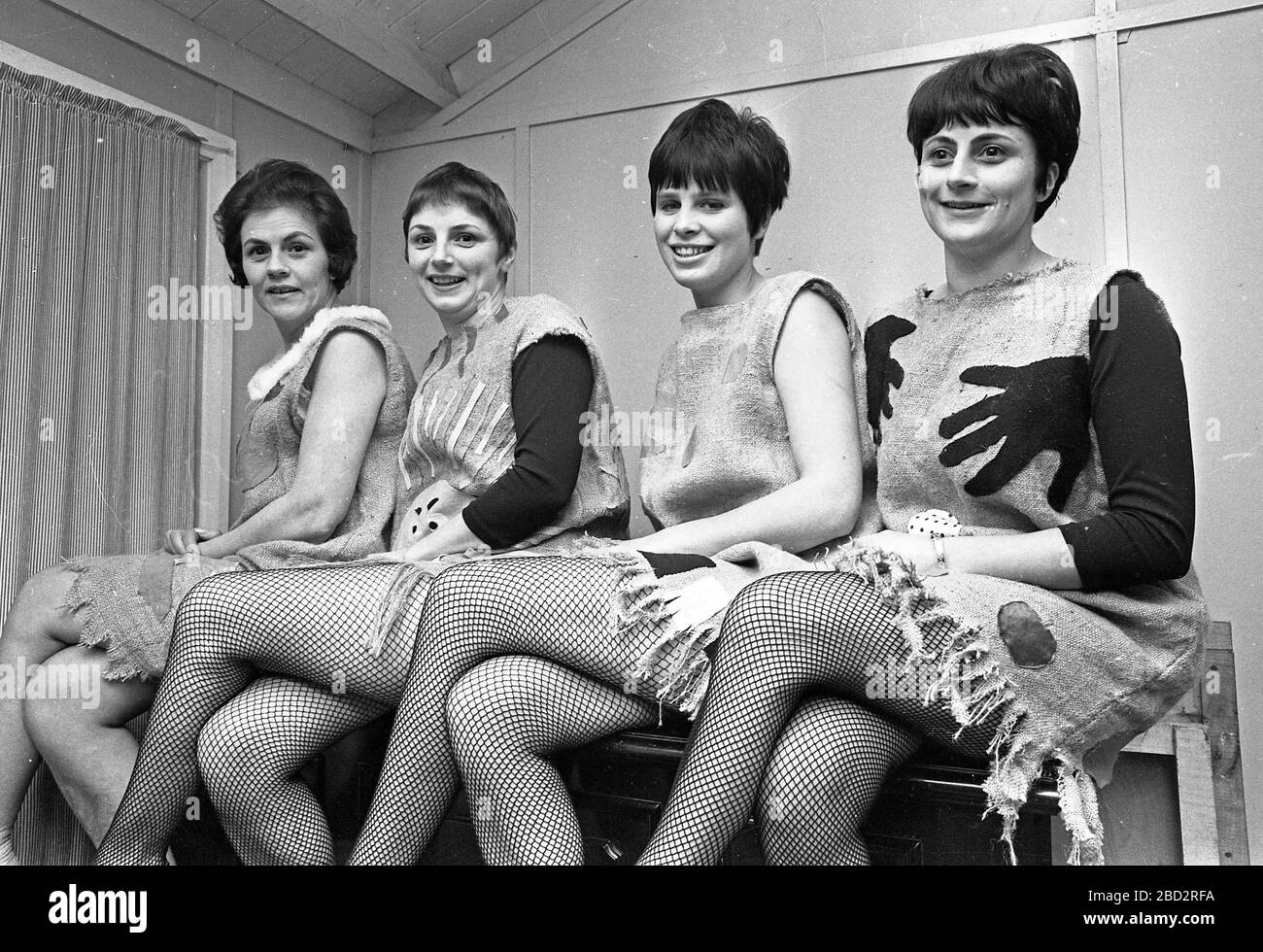 Frauen, die auf der Party 1967 mit Fischnetz-Strumpfhosen bekleidet sind, trampeln Abendmahl 1967 Stockfoto