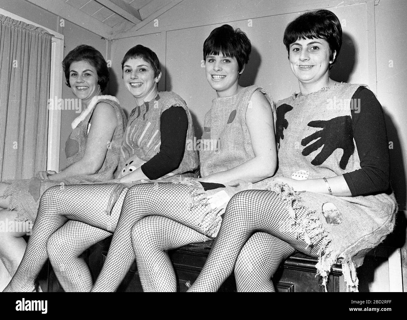 Frauen, die auf der Party 1967 mit Fischnetz-Strumpfhosen bekleidet sind, trampeln Abendmahl 1967 Stockfoto
