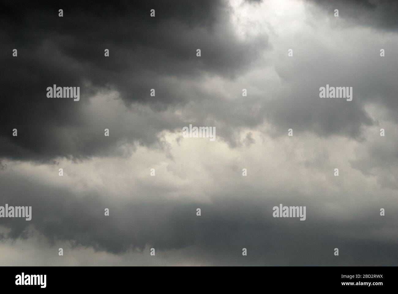 Schwarze Wolken am Himmel von Padua. Stockfoto