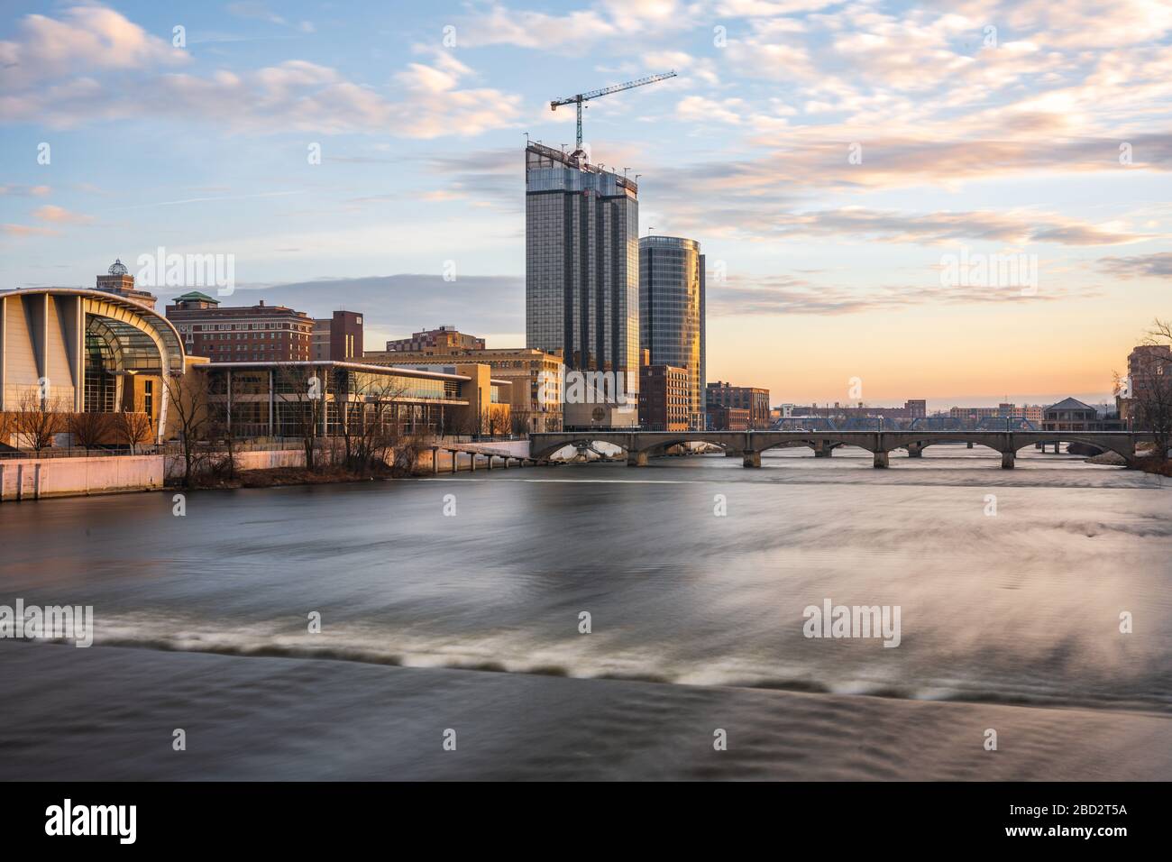 Blick auf den Grand River im Stadtzentrum von Grand Rapids, der zweitgrößten Stadt Michigans. Stockfoto