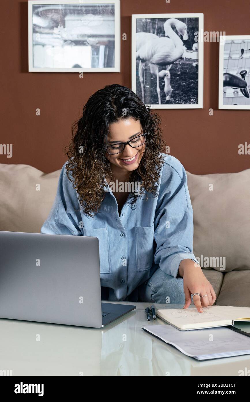 Ein schönes junges Mädchen, das in ihrem Haus arbeitet Stockfoto