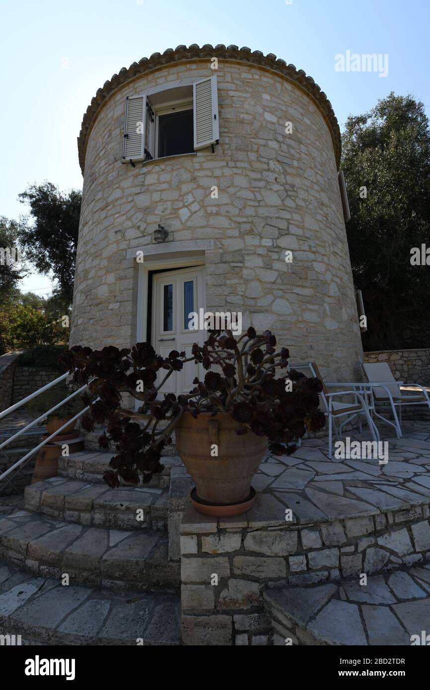 Die Windmühle, Paxos, Griechenland. Ein Simpson Travel Hotel. Runde Sandstein 2-stöckige Windmühle. Stockfoto