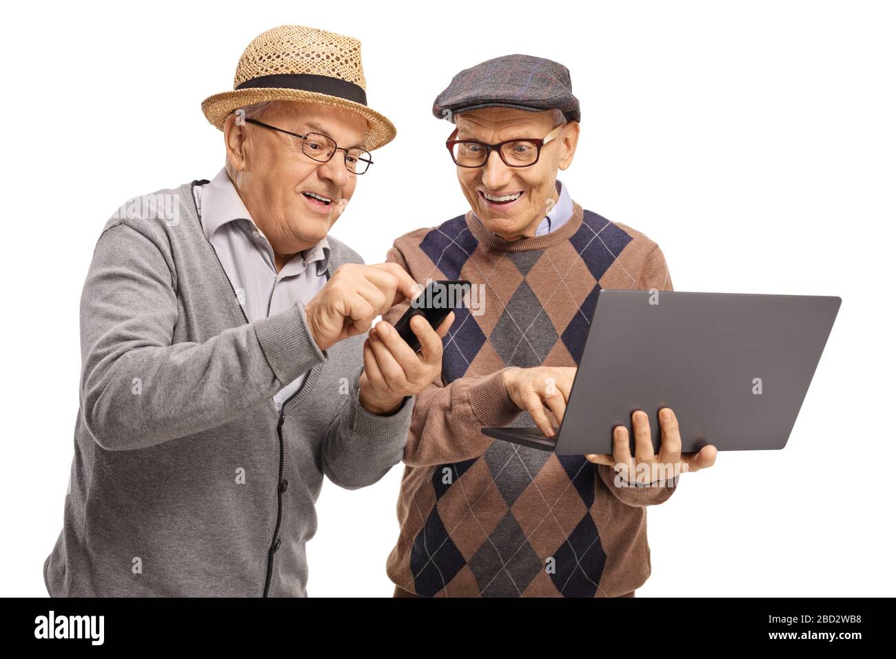 Ältere Männer verwenden einen Laptop und ein Mobiltelefon, das auf weißem Hintergrund isoliert ist Stockfoto