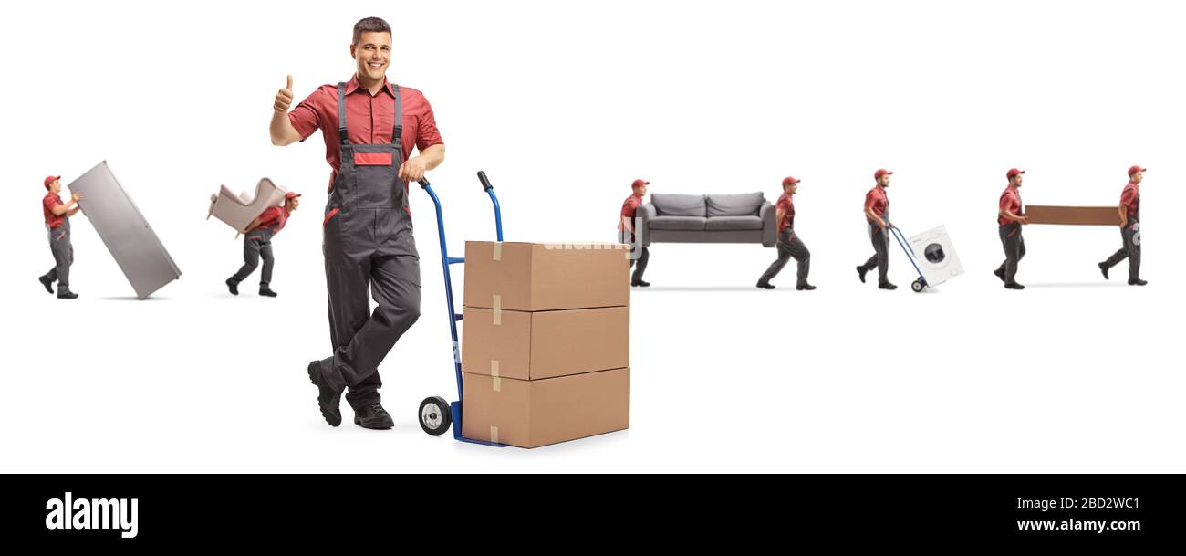 Arbeiter in einer Uniform mit einem Handwagen, der Daumen nach oben zeigt, und anderen Mitarbeitern einer Entnahmefirma hinter isoliert auf weißem Hintergrund Stockfoto