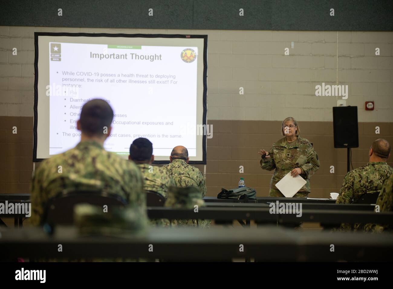 NEW ORLEANS (1. April 2020) die vom Naval Hospital Jacksonville eingesetzten Sailors der Expeditionary Medical Facility New Orleans Detachment werden von 377th Theatre Sustainment Command Soldaten über ihre Rolle zur Unterstützung der COVID-19-Reaktion des Verteidigungsministeriums auf der Joint Reserve Base der Naval Air Station New Orleans, 1. April, unterrichtet. 2020. Das Personal, das den EMFs der US-Marine zugewiesen ist, ist für die medizinische Unterstützung von der Notfallmedizin bis zur akuten medizinischen und chirurgischen Versorgung ausgebildet. Das U.S. Northern Command bietet über die US Army North der Federal Emergency Management Agen militärische Unterstützung Stockfoto