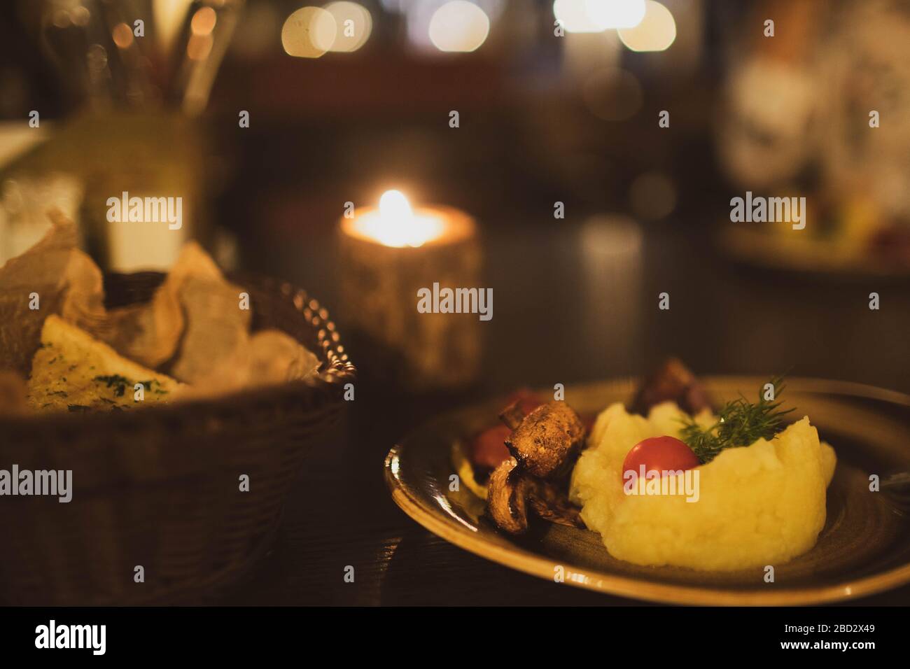 Vegetarische Gerichte mit Kartoffeln und frischem Gemüse. Nahaufnahme Stockfoto