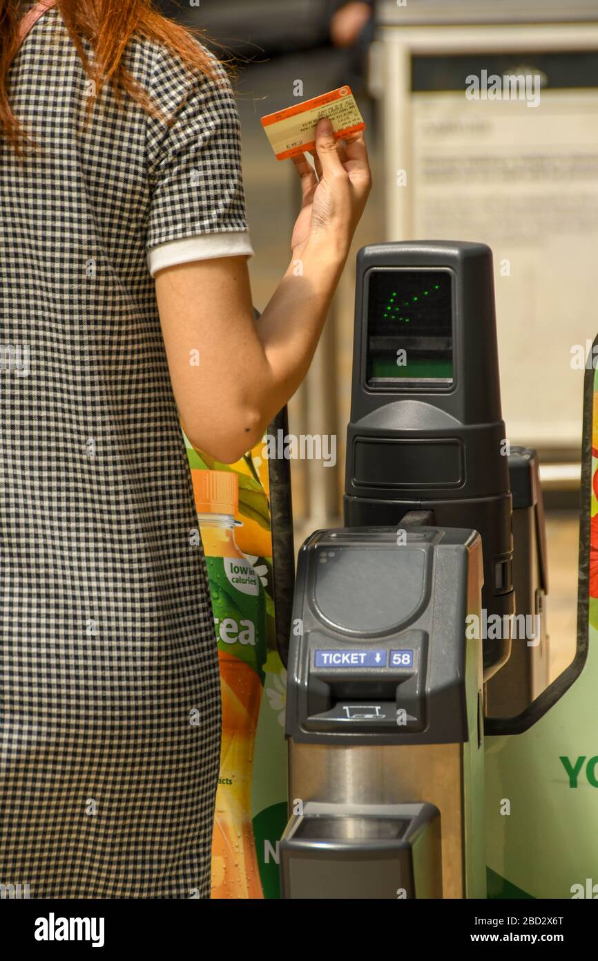LONDON, ENGLAND - JULI 2018: Nahaufnahme einer Person, die eine automatische Fahrkartensperre auf dem Konkurs am Bahnhof London Paddington nutzt. Stockfoto
