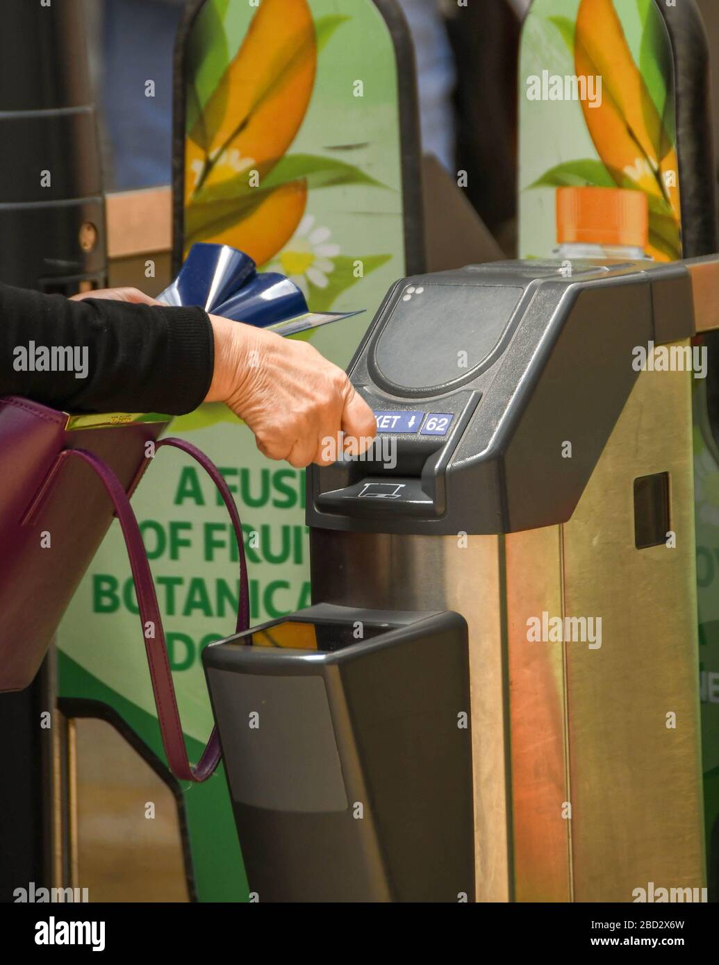 LONDON, ENGLAND - JULI 2018: Nahaufnahme einer Person, die eine automatische Fahrkartensperre auf dem Konkurs am Bahnhof London Paddington nutzt. Stockfoto