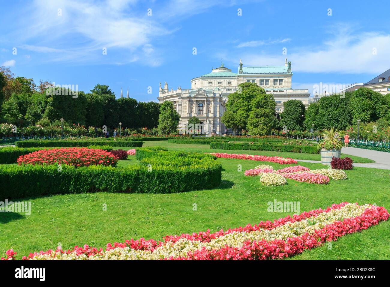 Wien, Österreich - 23. Juli 2017:Blick auf das Burgtheater, das Österreichische Nationaltheater im Volksgarten in Wien, Österreich Stockfoto