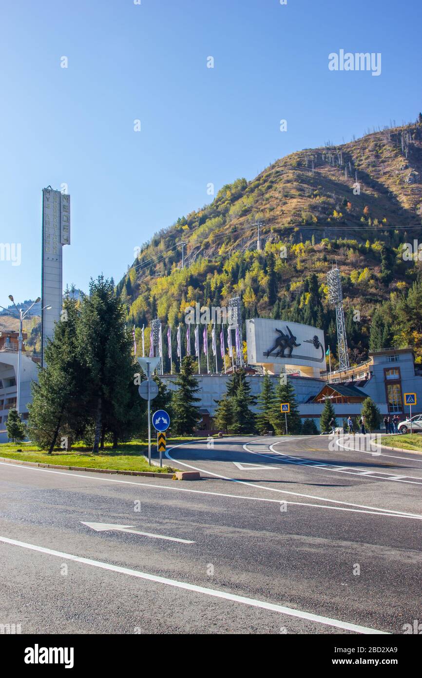 Almaty, Kasachstan - 2. Oktober 2019: Berühmte Eisbahn Medeo in Almaty, Kasachstan und Tian Shan Berge im Hintergrund Stockfoto