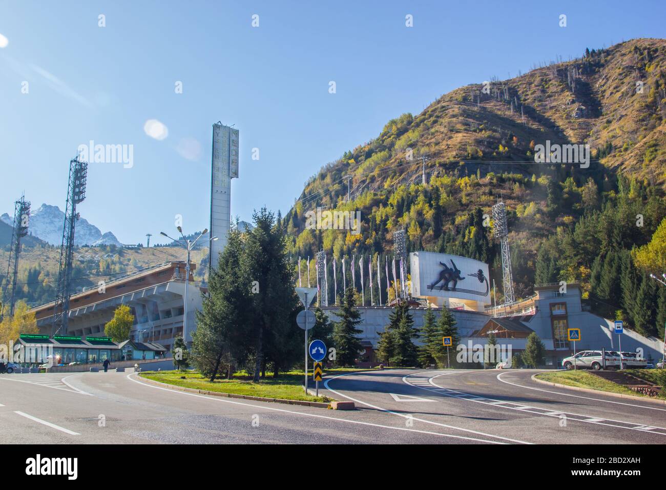 Almaty, Kasachstan - 2. Oktober 2019: Berühmte Eisbahn Medeo in Almaty, Kasachstan und Tian Shan Berge im Hintergrund Stockfoto