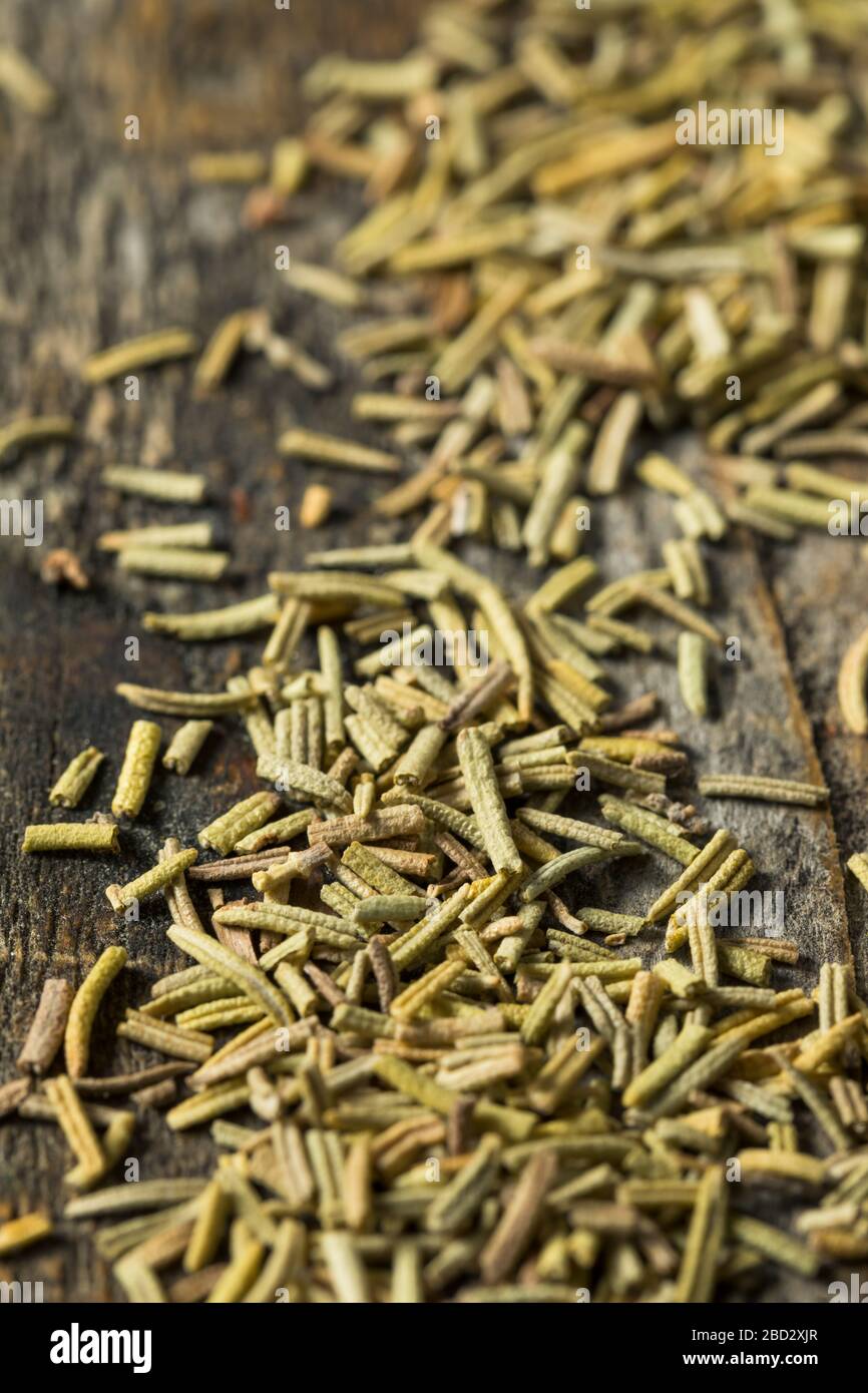 Rohe organische getrocknete Rosemary Spice in einer Schüssel Stockfoto