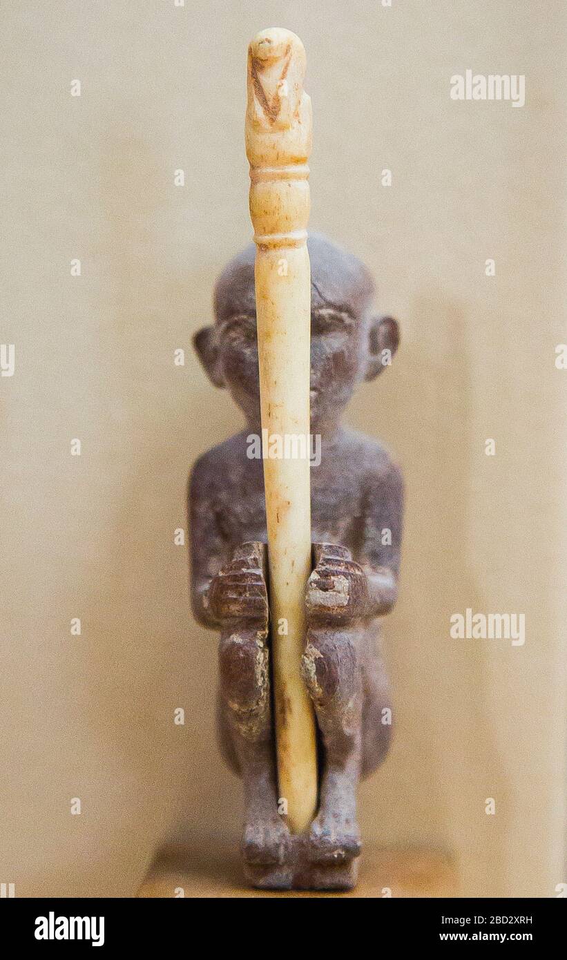 Ägypten, Kairo, Ägyptisches Museum, Statuette eines alten Mannes, der einen Elfenbeinstab hocken und halten soll. Stockfoto