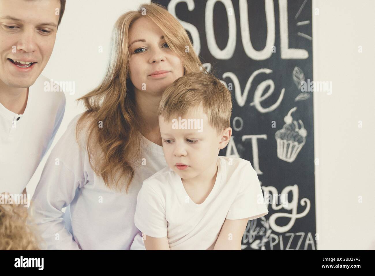 Glückliche Eltern verbringen Zeit mit Kind. Ein glückliches Familienkonzept Stockfoto