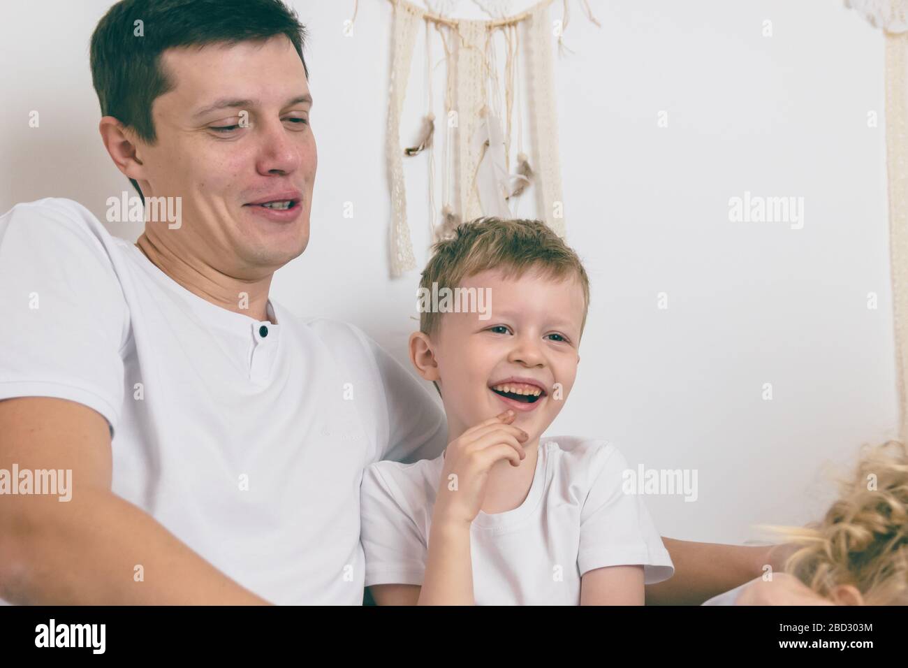 Vater verbringt Zeit mit seinem Sohn. Der glückliche Junge lacht. Stockfoto