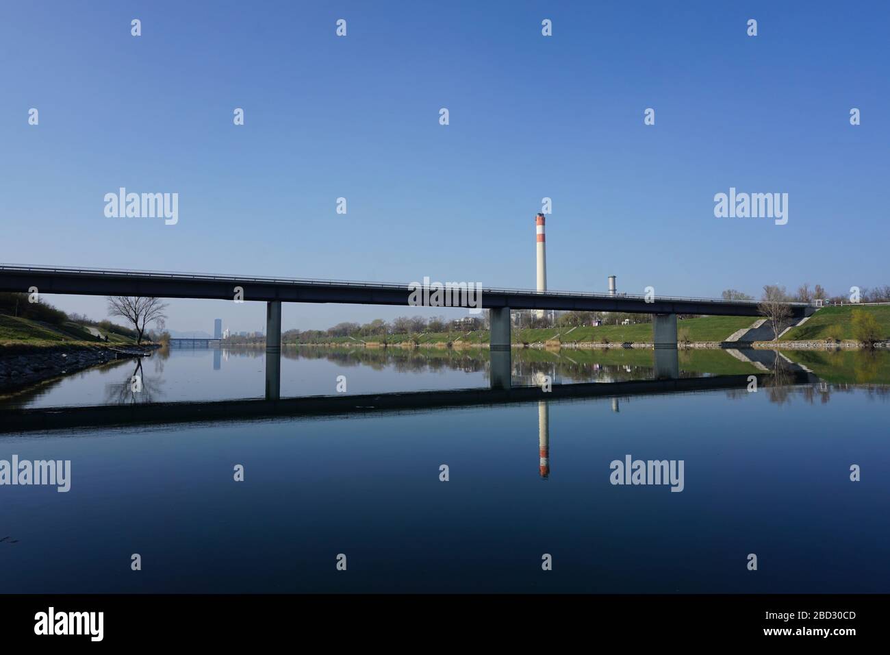 Brücke über ruhigen See gegen blauen Himmel Stockfoto